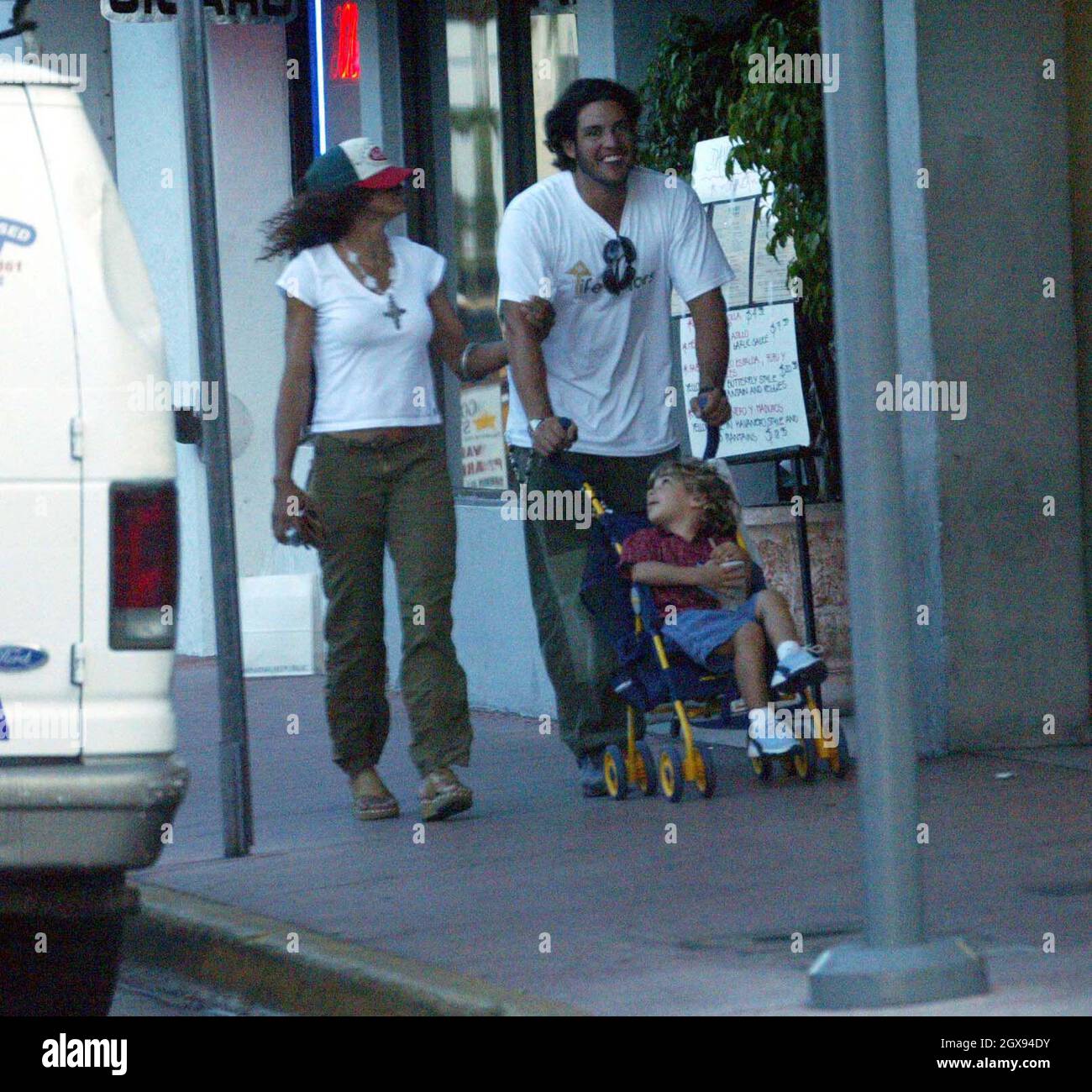 Barbera Becker genießt einen Tag mit ihrem Sohn Elias aus ihrer Ehe mit Boris. Barberas neue Liebe Stan, die Elias wie ein Vater wirkt, hilft ihnen in Miami. Stockfoto