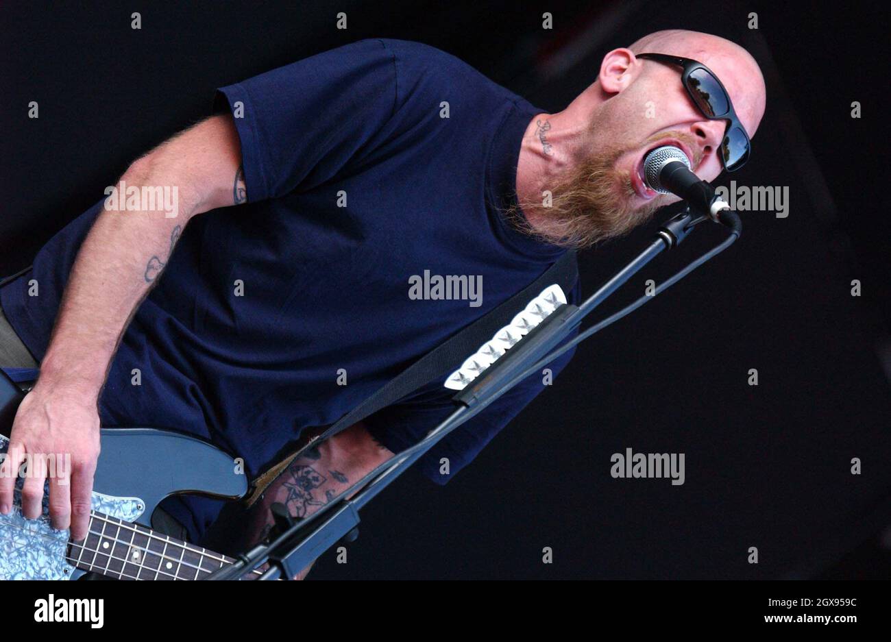 Die Queens of the Stone Age treten live auf dem V 2003 Festival in Chelmsford auf. Stockfoto