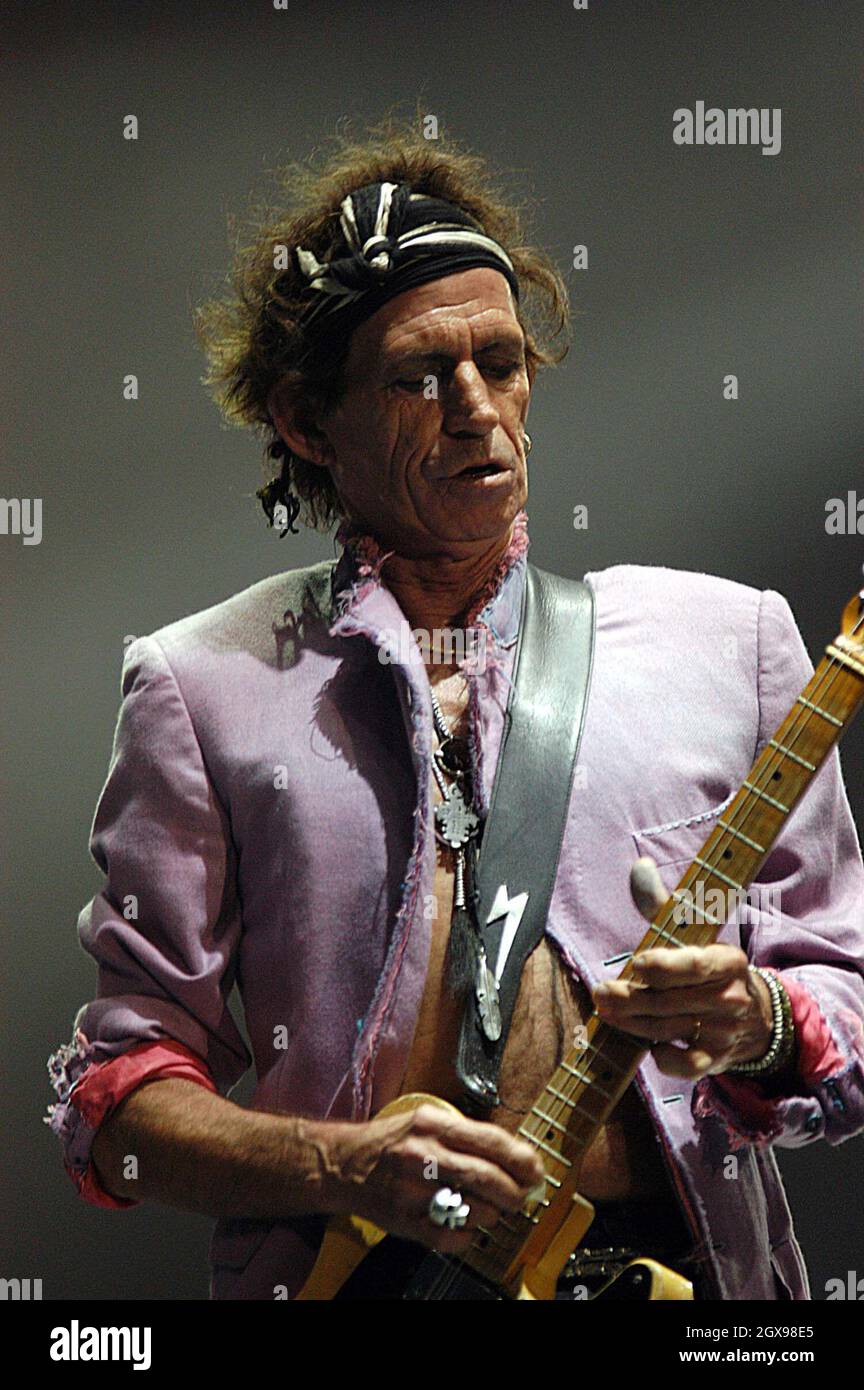 Rolling Stones-Gitarrist Keith Richards tritt im Rahmen der  Licks-Welttournee live mit der Gruppe in der Manchester MEN Arena auf  Stockfotografie - Alamy