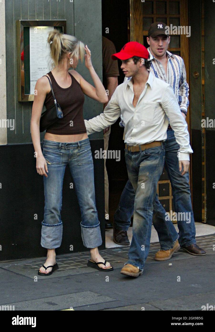 Stephen Gately und ein Mystery Girl lassen den Efeu Arm in Arm und sehen sehr kosey aus, als sie um Covent Garden herumlaufen. Stockfoto