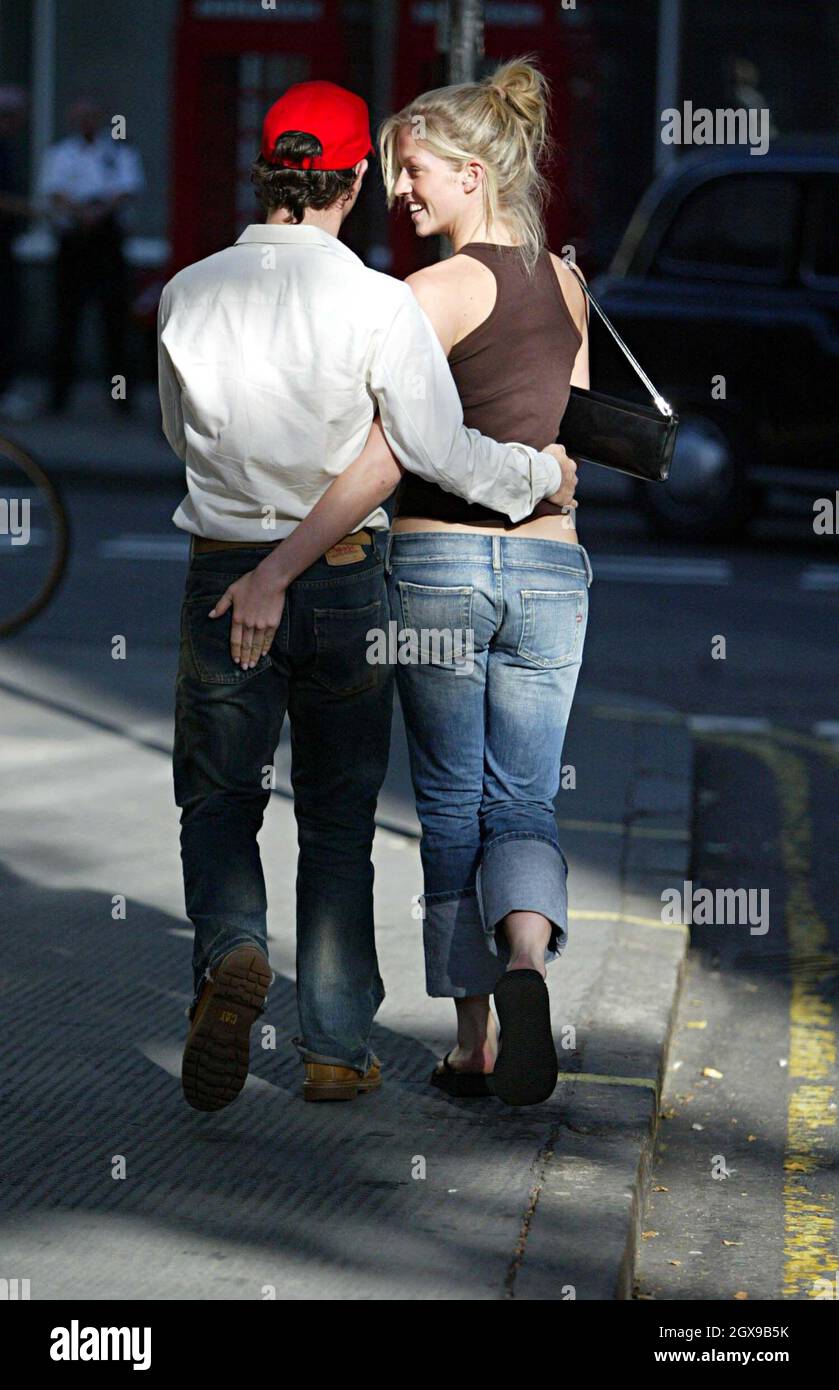 Stephen Gately und ein Mystery Girl lassen den Efeu Arm in Arm und sehen sehr kosey aus, als sie um Covent Garden herumlaufen. Stockfoto