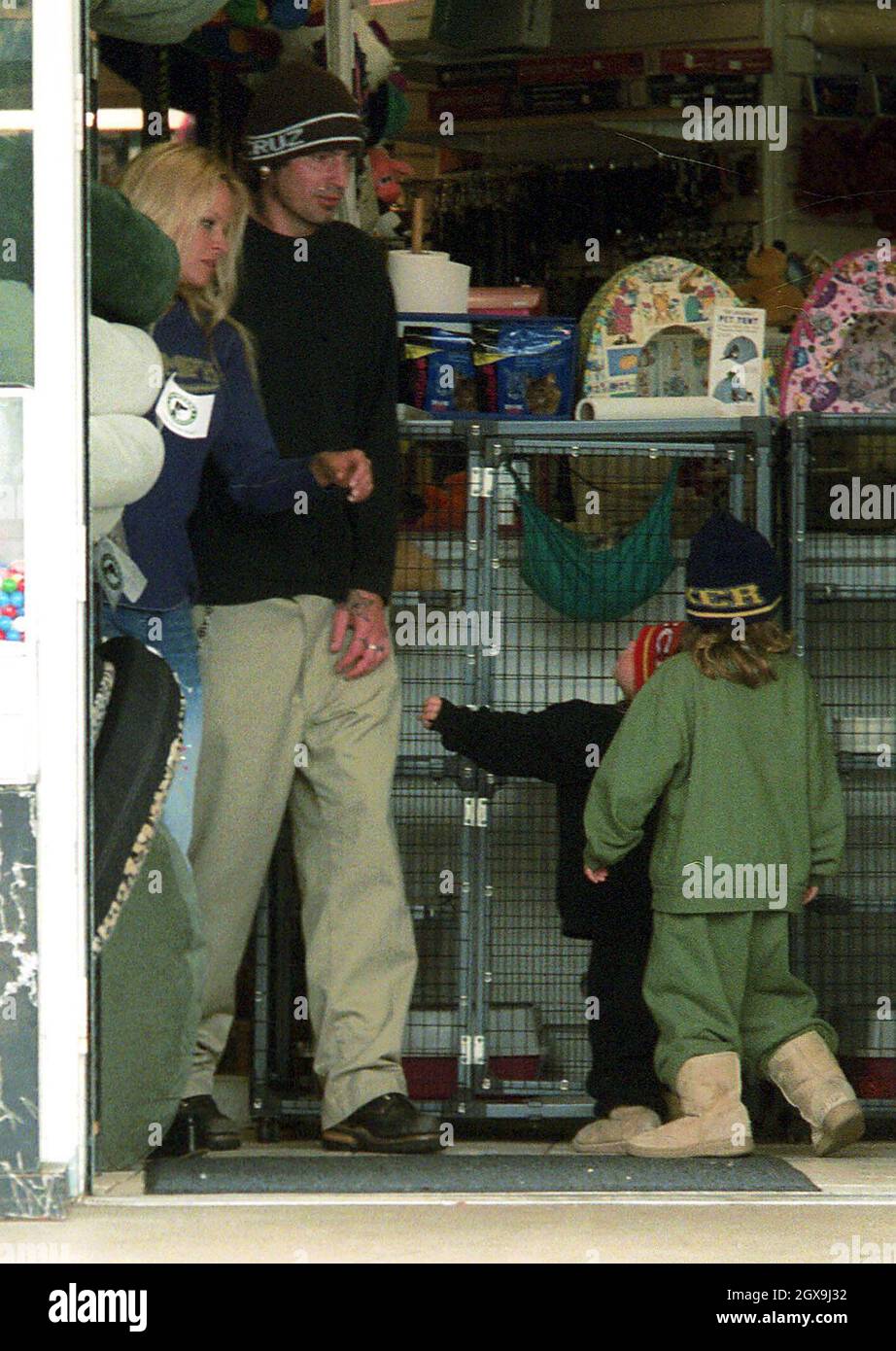 Pamela Anderson und der Ex-Ehemann Tommy Lee und ihre Kinder schauen sich in einem Tiergeschäft in Malibu, Kalifornien, um. Stockfoto