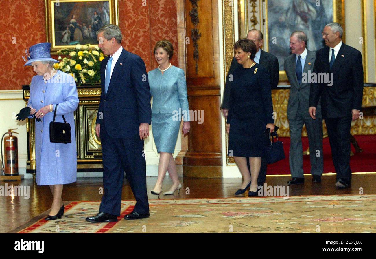 US-Präsident George W.Bush (2. L) wird während seines Staatsbesuchs von der britischen Königin Elizabeth II. (L) in die Queen's Gallery am Buckingham Palace geführt, gefolgt von seiner Frau Laura Bush (3. L), Colin Powells Ehefrau, dem US-Außenminister Colin Powell (R) und dem US-Botschafter William Farish (3. R) Und der Herzog von Edinburgh (2. R) Â©Anwar Hussein/allactiondigital.com Stockfoto