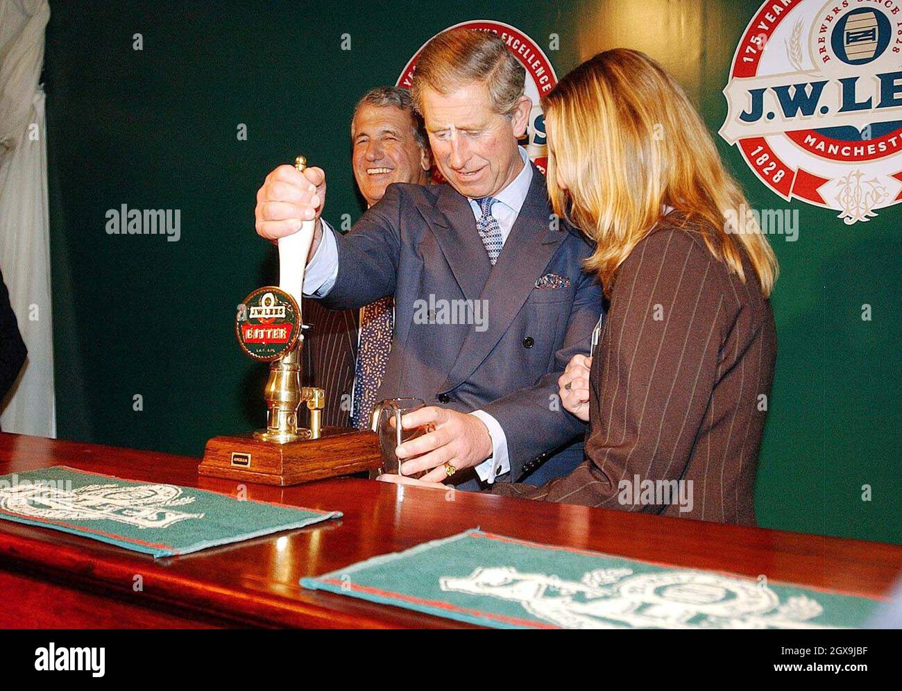 Der Prinz von Wales röstet die Gäste mit einem Pint Bier, das er selbst aus der Pumpe zog, während eines Besuchs in der JW Lees Brauerei in Middleton bei Manchester. Mitglieder der Familie Lees-Jones, die die Brauerei noch immer führt, trafen den Prinzen am Eingang, bevor er ihn zu einer Tour zum 175-jährigen Bestehen mitnahm. â©Anwar Hussein/allactiondigital.com Stockfoto