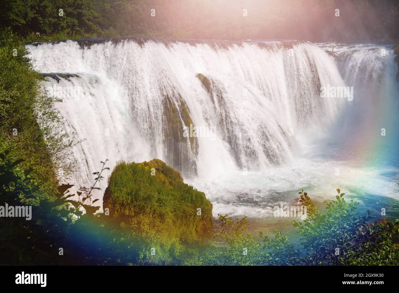 Wasserfall in schöner Natur mit kristallklarem Wasser auf wilden Fluss Una in Bosnien und Herzegowina an sonnigen Sommertag Stockfoto