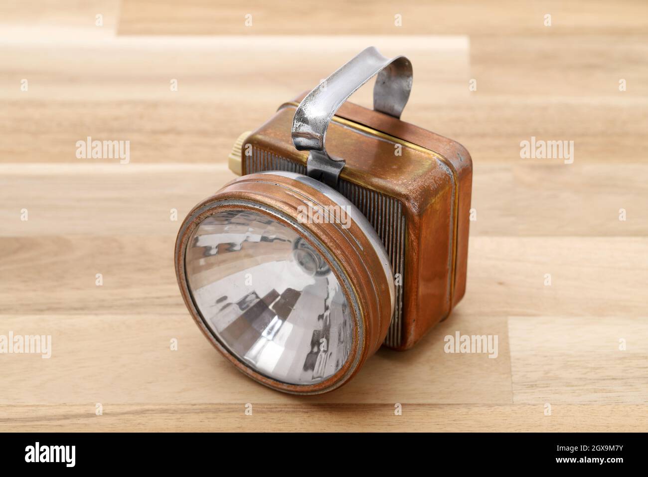 Retro elektrische Taschenlampe auf einem hölzernen Hintergrund Stockfoto