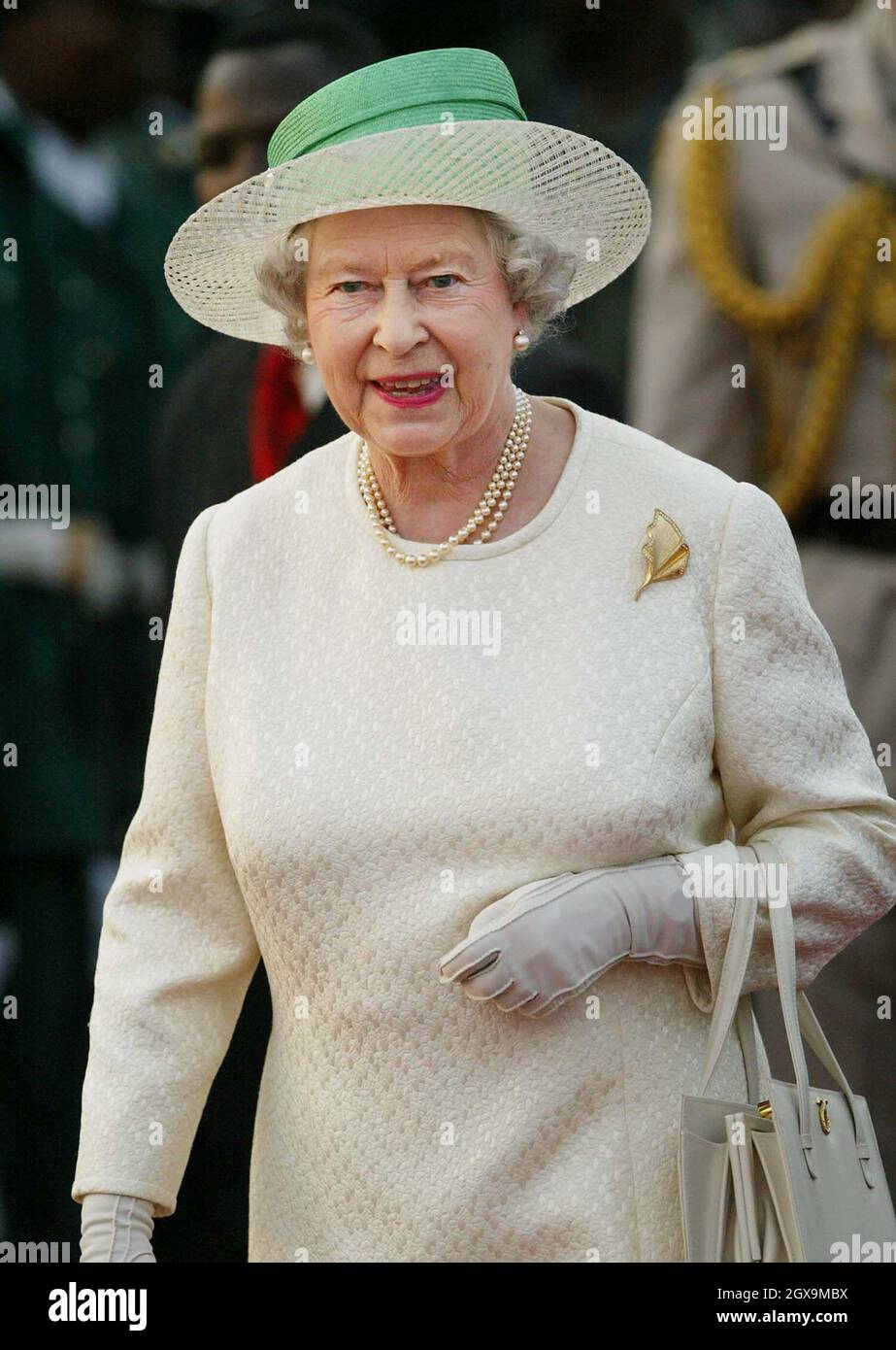 Die britische Königin Elizabeth II. Kommt zu Beginn ihres Besuchs am Flughafen Abuja in Nigeria an, während dessen sie am Treffen der Regierungschefs des Commonwealth teilnehmen wird. Â©ANWAR HUSSEIN/ALLACTIONDIGITAL.COM KEINE VERWENDUNG IN GROSSBRITANNIEN FÜR 28 TAGE - EINSATZBEREIT AM 2. JANUAR 2004 Stockfoto