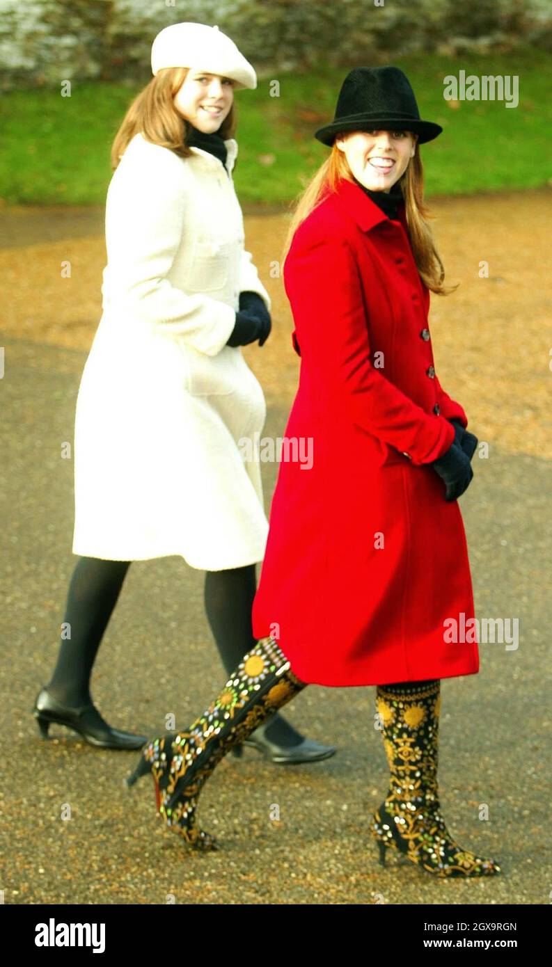 Prinzessin Beatrice (rechts) und Prinzessin Eugenie, Töchter des Herzogs von York, verlassen die St. Mary Magdalene Church auf dem königlichen Anwesen in Sandringham, Norfolk, nach dem Weihnachtsgottsdienst, an dem Mitglieder der königlichen Familie teilnehmen. â©Anwar Hussein/allactiondigital.com Stockfoto