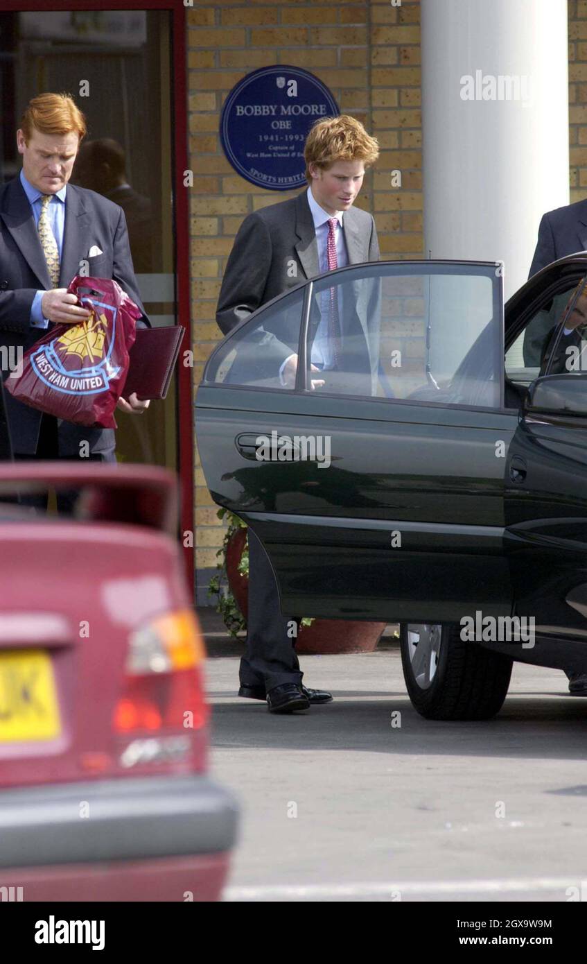 Prinz Harry mit dem WHUFC-Vorsitzenden Terrance Brown nach einem Besuch des FC West Ham. Stockfoto