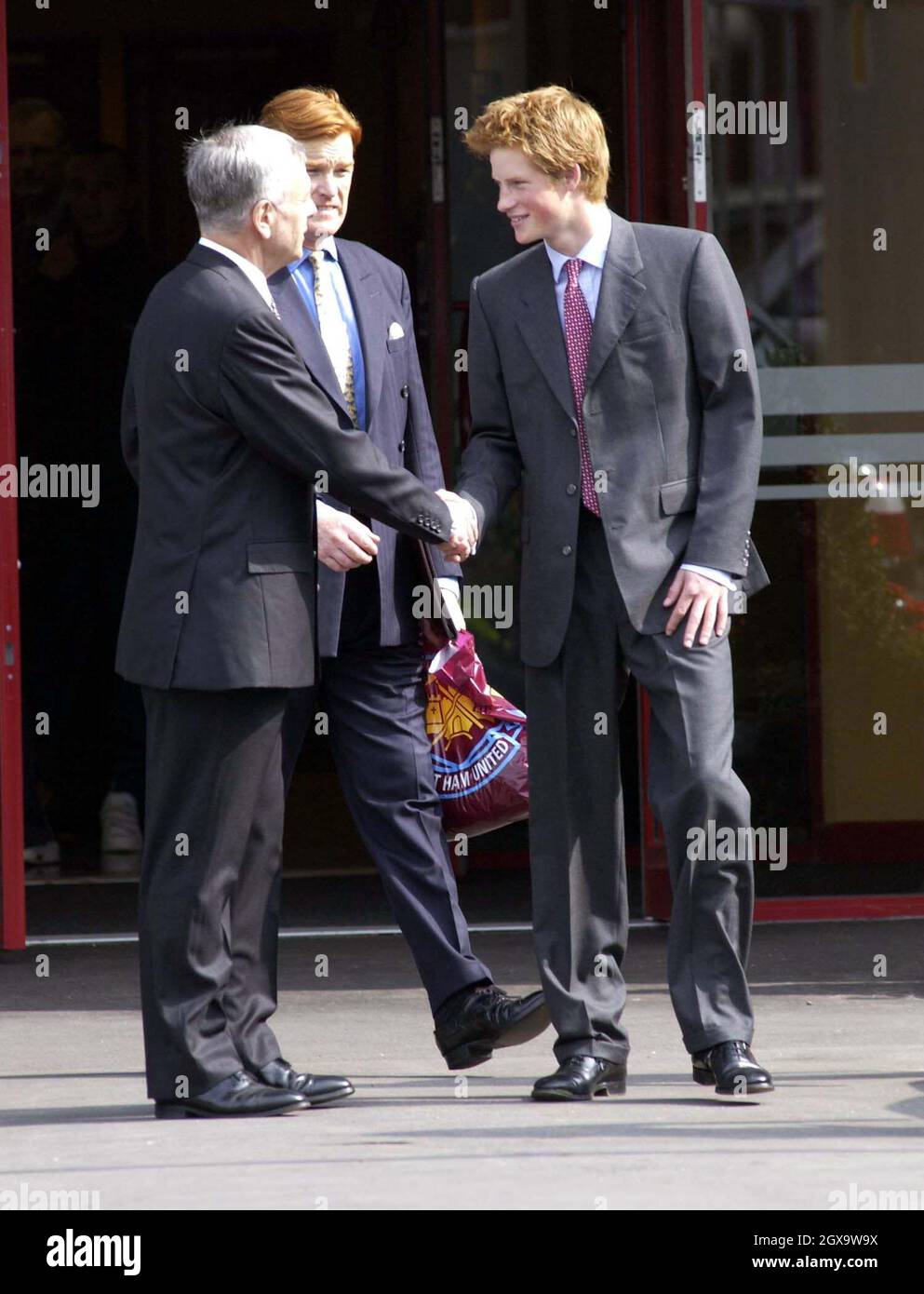 Prinz Harry mit dem WHUFC-Vorsitzenden Terrance Brown nach einem Besuch des FC West Ham. Stockfoto