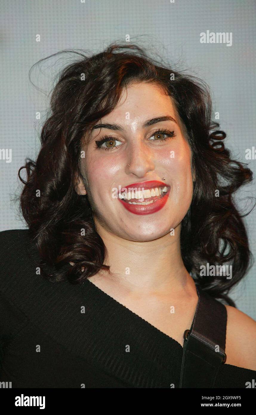 Amy Winehouse spielt live auf der Bühne im HMV Store in der Oxford Street London. Stockfoto