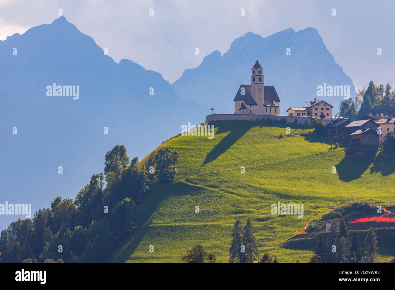 Berglandschaft mit Dörfern von Colle Santa Lucia mit Kirche in Dolomiten, Südtirol, Italien Stockfoto