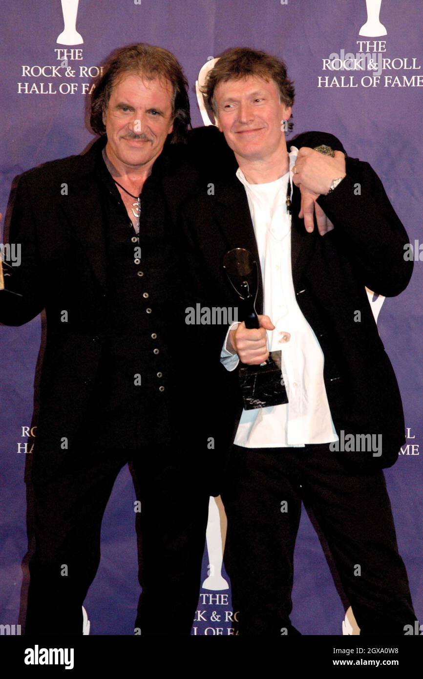 Jim Capaldi und Steve Winwood im Presseraum mit ihrem Induktionspreis bei der jährlichen Rock and Roll Hall of Fame Induction Ceremony 19. im Waldorf Astoria, New York. Stockfoto