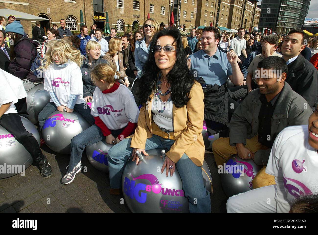 Nancy Dell'Olio beim Mittagessen macht sich Spaß für die Celebs und Londoner, während sie „für Großbritannien springen“ und in das Guiness Book of Records eintauchen. Stockfoto