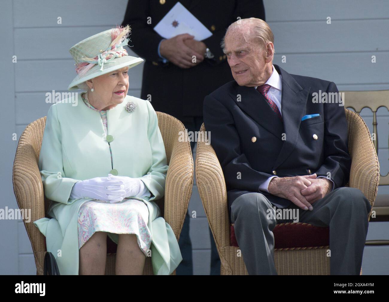 Königin Elizabeth II und der Herzog von Edinburgh sehen sich bei seinem ersten öffentlichen Ausflug seit seinem Krankenhausaufenthalt eine Parade der British Driving Society während des Bentley Motors Royal Windsor Cup Finales am 25. Juni 2017 im Guards Polo Club im Windsor Great Park an. Stockfoto