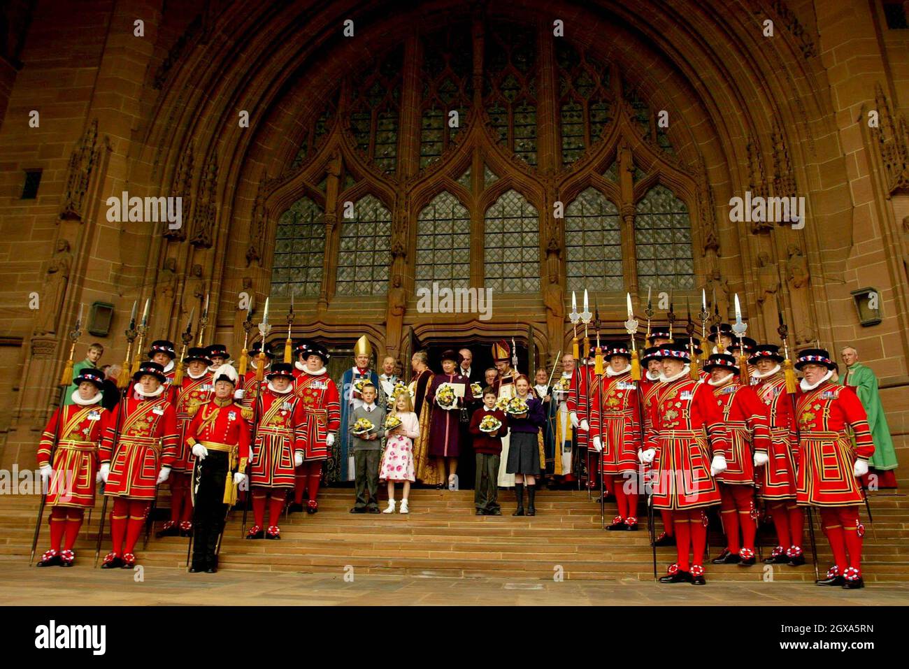 Die britische Königin Elizabeth II (Mitte) posiert mit der Yeoman of the Guard nach dem Royal Maundy Service, der am Donnerstag, dem 8 2004. April, in der Anglikanischen Kathedrale von Liverpool stattfand. Traditionelle Maundy-Geldbörsen mit geprägten Münzen wurden an 78 Männer und 78 Frauen übergeben, die zum 78. Jahr der Königin ausgewählt wurden. Stockfoto