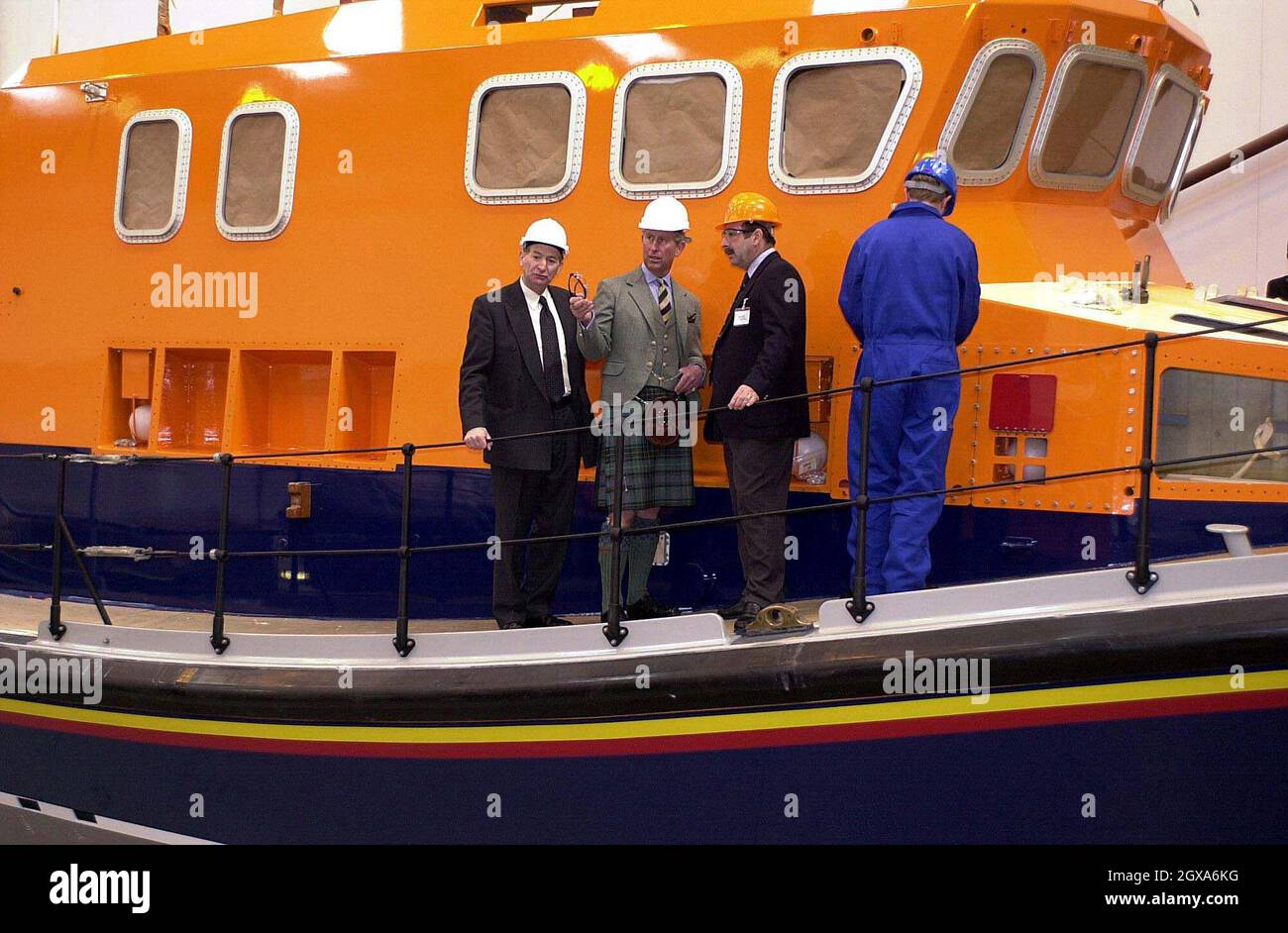 Der Prinz von Wales (Charles), der Herzog von Rothsey bei den Buckie Shipyards, Banffshire, stand mit Buckie Shipyards Chief Executive Bill Carson (L) und Andrew Redden von der R.N.L.B.(R) an Bord der Mallaig R.N.L.B. dem Prinzen wurde erzählt, wie sich das Geschäft in den letzten zehn Jahren verändert hatte. Der Großteil des Auftragsbuchs wird nun mit der Reparatur und dem Umbau von Rettungsbooten für die Royal National Lifeboat Institution, deren Schirmherrin die Queen ist, aufgenommen. Stockfoto