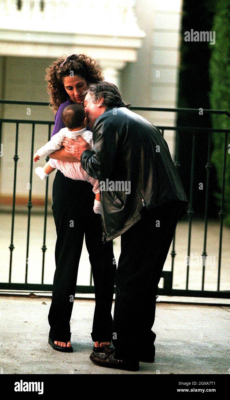 Robert de Niro besucht Melina Kanakaredes in Los Angeles. Sie hat gerade den Film "Fifteen Minutes" gedreht, der in New York mit de Niro gedreht wurde. Stockfoto