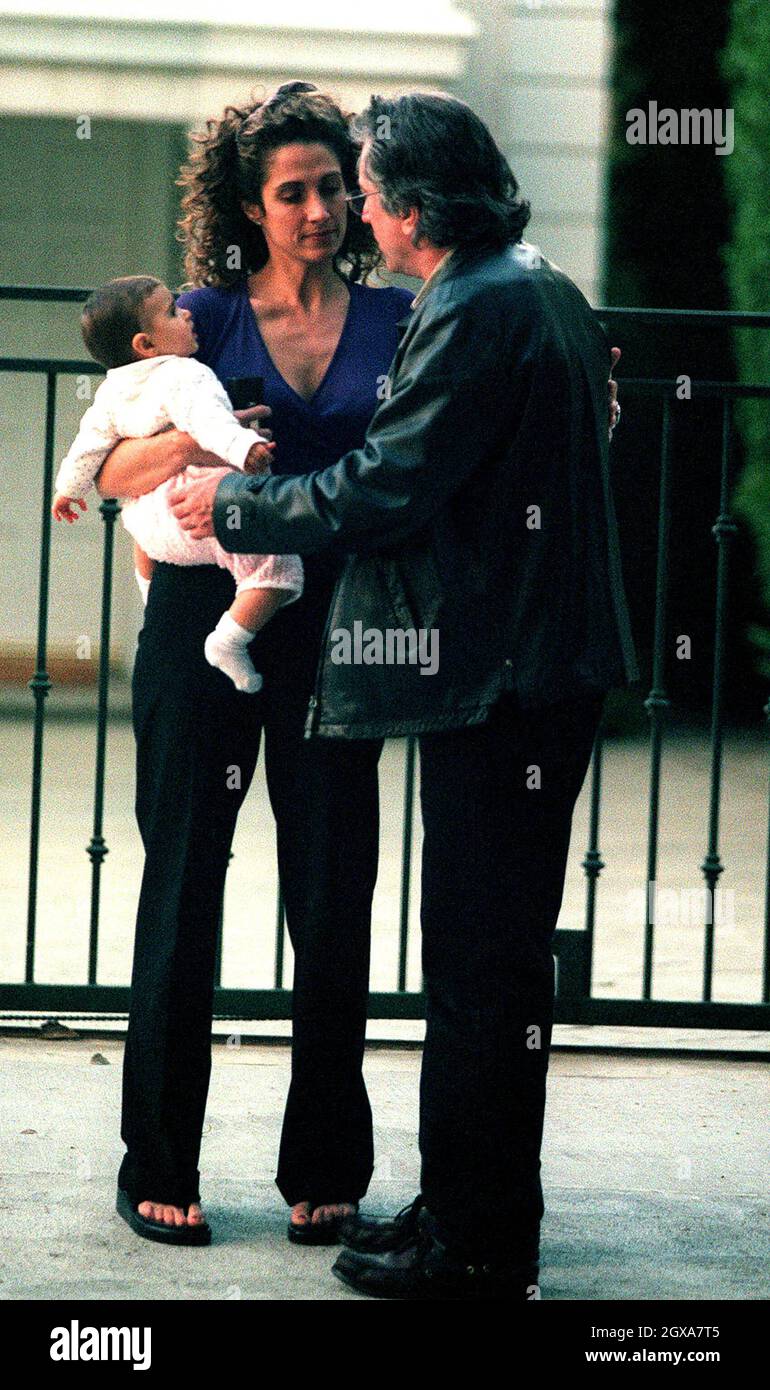 Robert de Niro besucht Melina Kanakaredes in Los Angeles. Sie hat gerade den Film "Fifteen Minutes" gedreht, der in New York mit de Niro gedreht wurde. Stockfoto