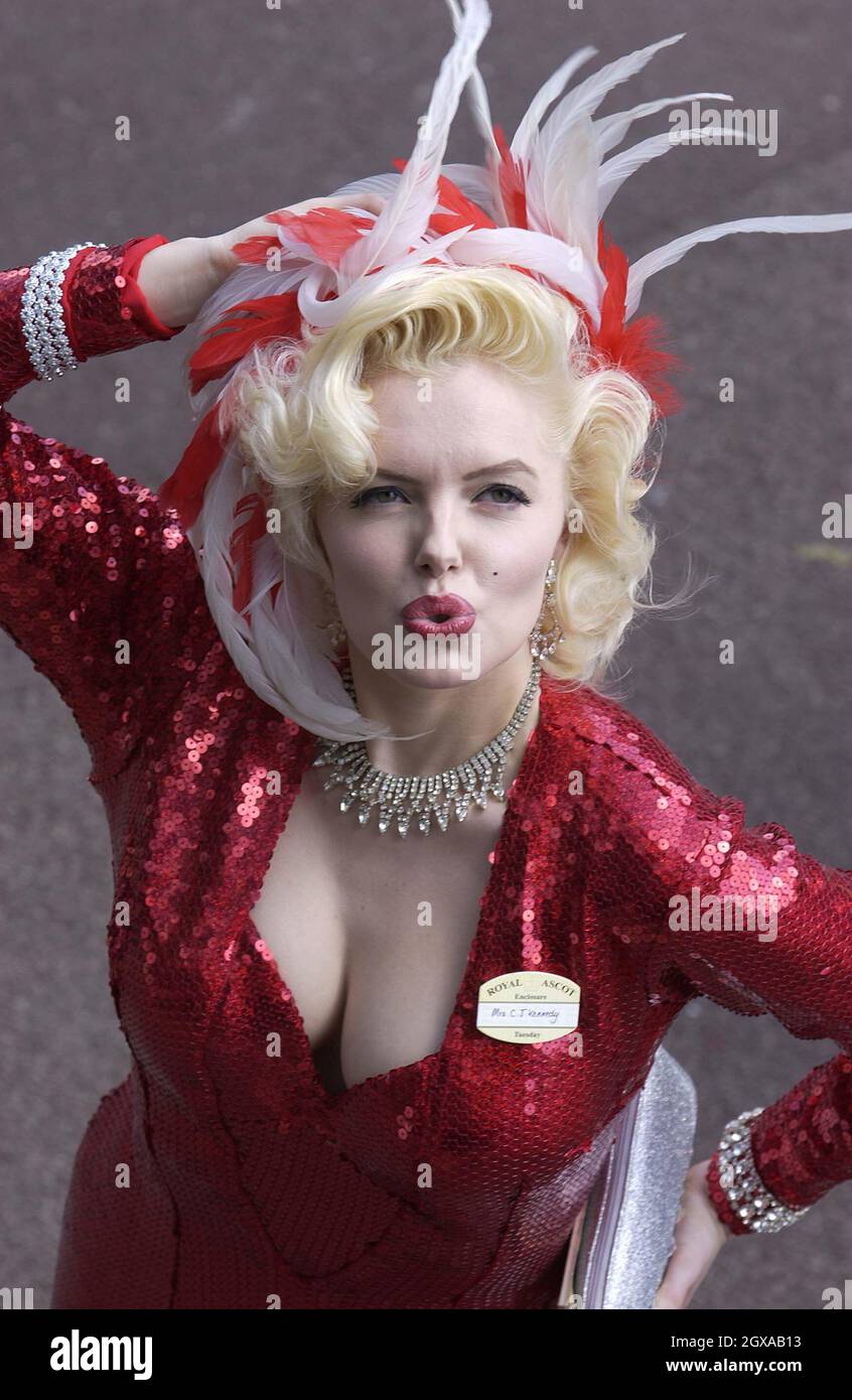 Ein Marilyn Monroe-Doppelgänger nimmt am ersten Tag von Royal Ascot auf der Ascot Racecourse am 15. Juni 2004 in Berkshire, England, Teil. Die Veranstaltung ist seit 1711 mit Queen Anne einer der Höhepunkte des Renn- und Gesellschaftskalenders, und die königliche Schirmherrschaft wird heute mit einer täglich vor den Tribünen stattfindenden königlichen Prozession fortgesetzt. *** Lokale Bildunterschrift *** XXXX Stockfoto