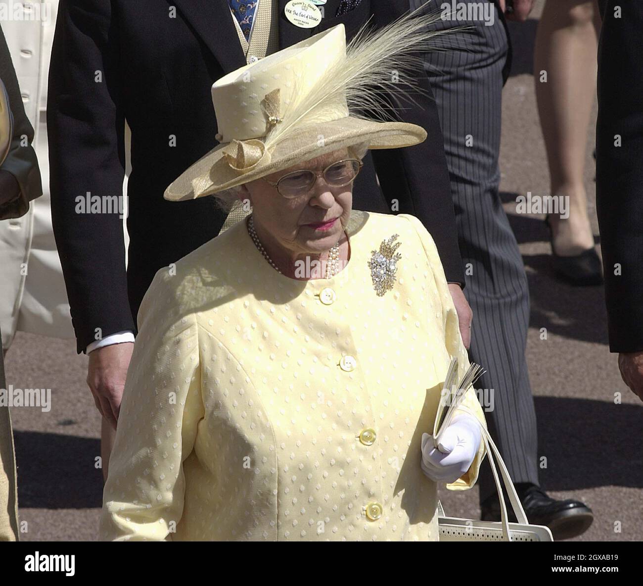 Queen Elizabeth 11 nimmt am 15. Juni 2004 an dem ersten Tag von Royal Ascot auf der Ascot Racecourse in Berkshire, England, Teil. Die Veranstaltung ist seit 1711 mit Queen Anne einer der Höhepunkte des Renn- und Gesellschaftskalenders, und die königliche Schirmherrschaft wird heute mit einer täglich vor den Tribünen stattfindenden königlichen Prozession fortgesetzt. *** Lokale Bildunterschrift *** XXXX Stockfoto