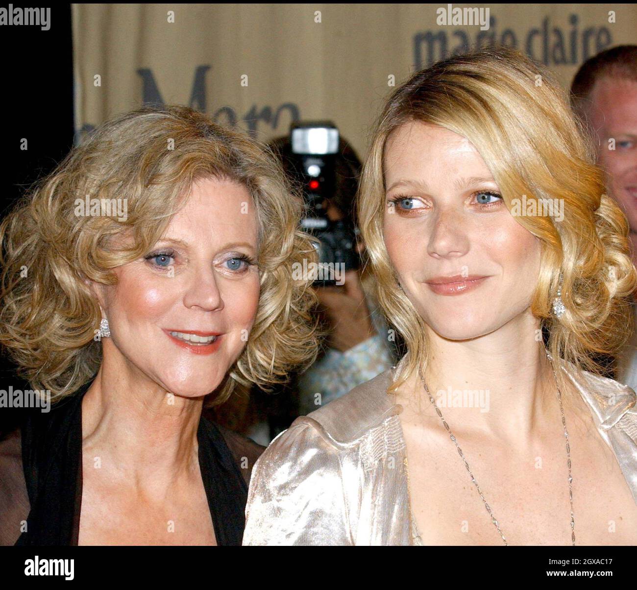 Gwyneth Paltrow und Mutter Blythe Danner bei den Women in Film Crystal & Lucy Awards 2004 im Century Plazza Hotel, Century City, Kalifornien. Stockfoto