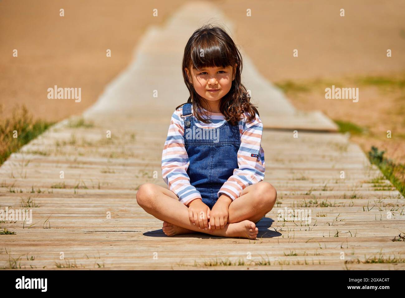 5-10-jähriges Mädchen, das am Strand, Zumaia, Gipuzkoa, Baskenland, Spanien, spazieren geht Stockfoto
