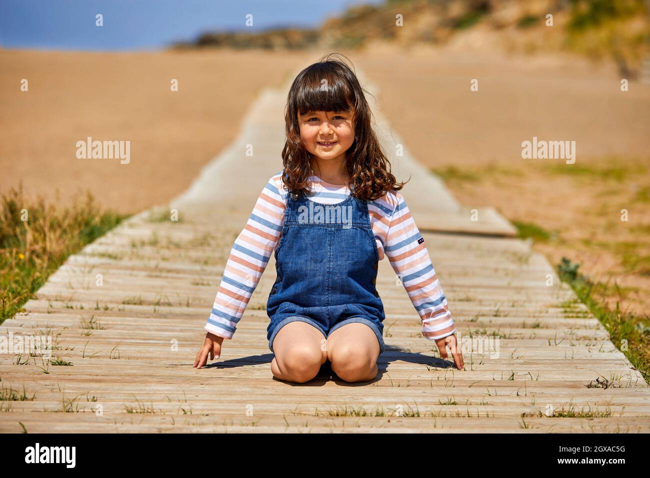 5-10-jähriges Mädchen, das am Strand, Zumaia, Gipuzkoa, Baskenland, Spanien, spazieren geht Stockfoto