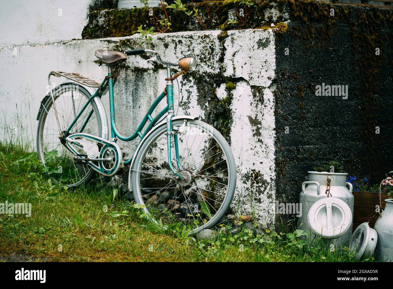 Alte Rarität Fahrrad geparkt Neben alten Mauer im Dorf. Stockfoto
