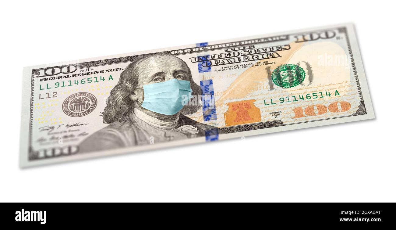 Volle 100 Dollar Rechnung mit besorgtem Ausdruck trägt medizinische Gesichtsmaske auf Weiß. Stockfoto