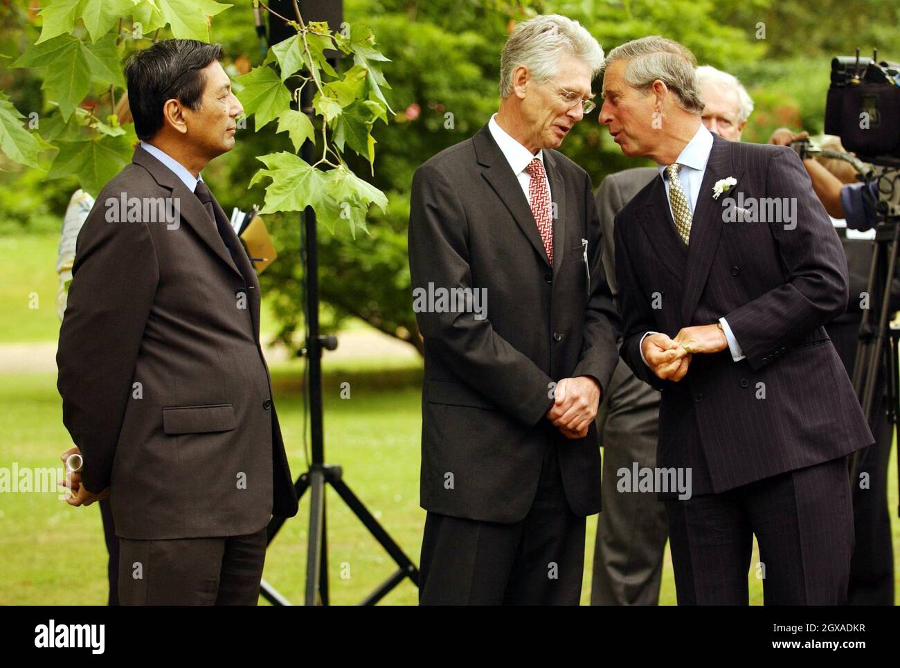 Der Prinz von Wales chattet mit Graham Wynne, dem Geschäftsführer der Royal Society for the Protection of Birds und dem indonesischen Botschafter, Dr. Juwono Sudarsono während eines Empfangs des Prince of Wales zur Unterstützung der Sumatra-Regenwaldkampagne von Bird Life International im Clarence House im Zentrum von London. Stockfoto