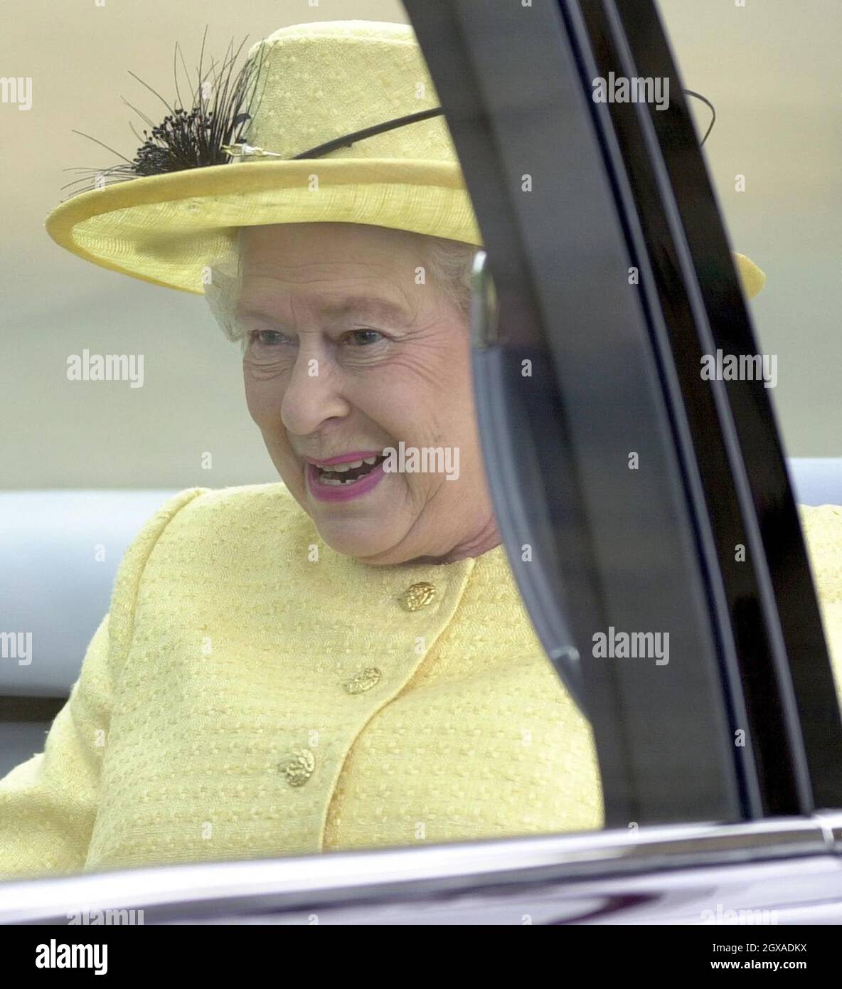 Königin Elizabeth II. Verlässt die Kondor-Basis der Royal Marines in Arbroath nach einem Treffen mit Mitgliedern der 45 Commando Unit . Stockfoto