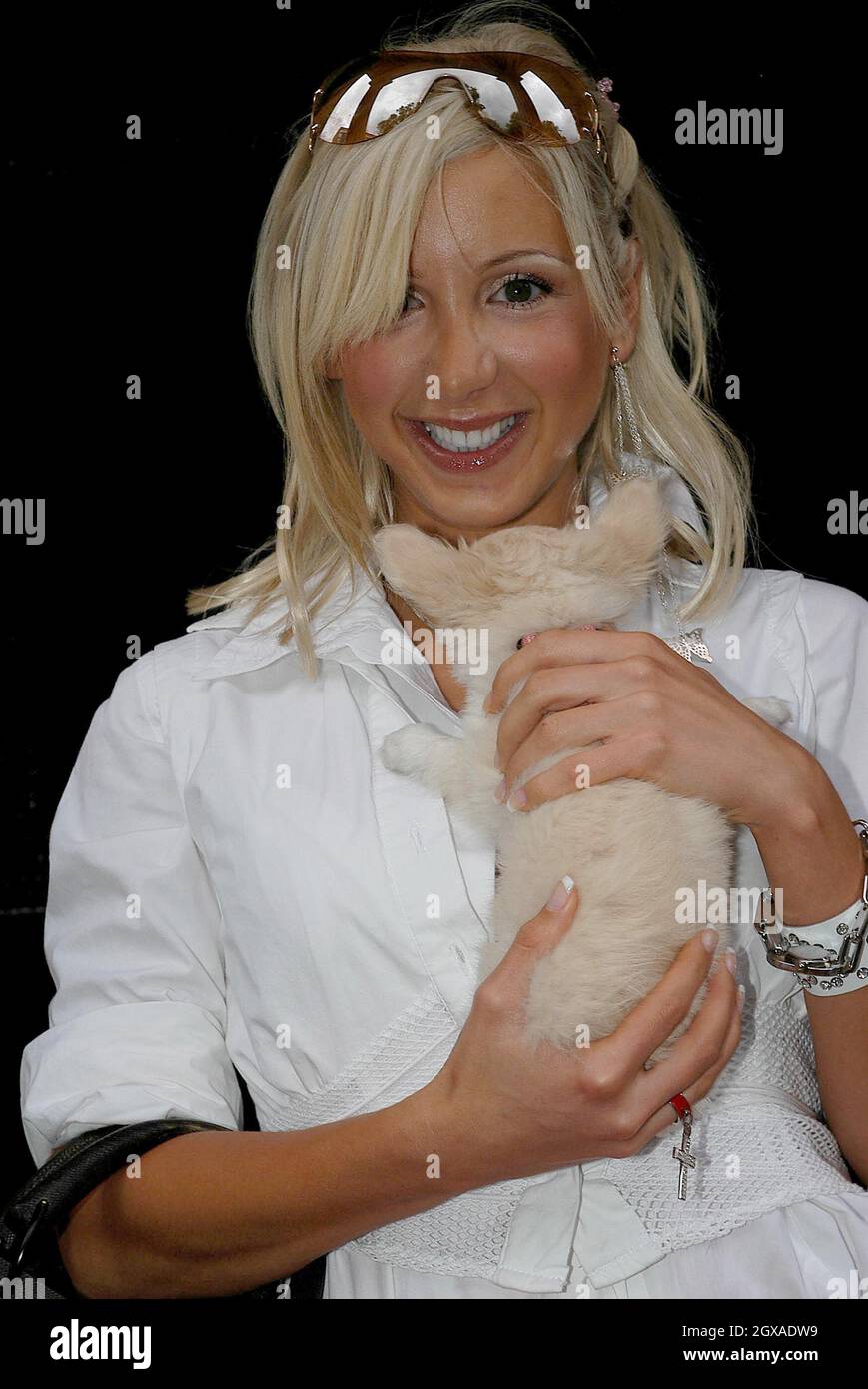 Emma Jones KOMMT ZUM Finale der La Redoute Miss More 2004 am Portman Square in London mit ihrem 12 Wochen alten chihuahua Hund in der Handtasche. Stockfoto