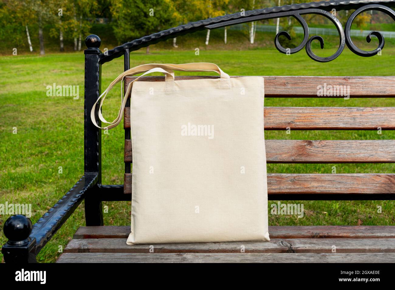 Canvas-Tragetasche auf der Stahl-Sitzbank Mockup. Rustikale Einkaufstasche aus Leinen für Branding-Präsentation Stockfoto