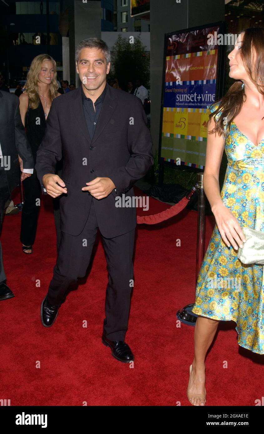 George Clooney und Lisa Snowdon bei der Weltpremiere der Bourne Supremacy in Hollywood. Stockfoto