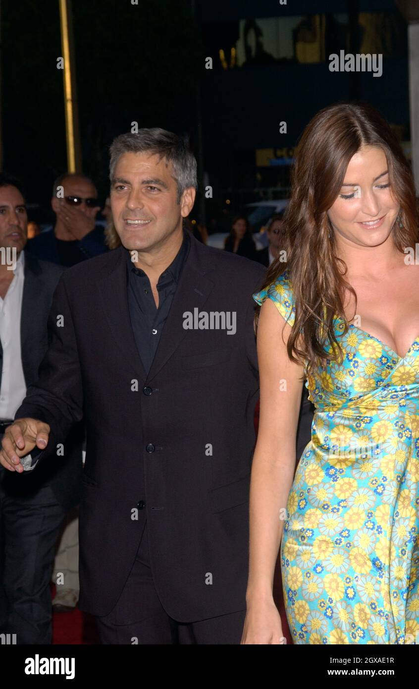 George Clooney und Lisa Snowdon bei der Weltpremiere der Bourne Supremacy in Hollywood. Stockfoto