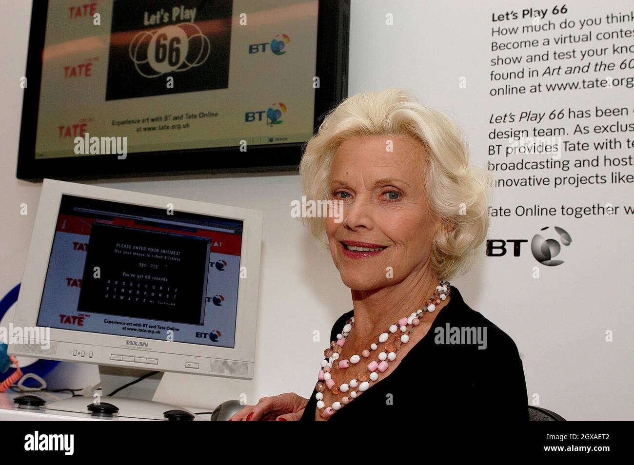 Schauspielerin Honor Blackman startet Let's Play 66 - ein Online-Quiz, bei der Tate Britain, London. Stockfoto