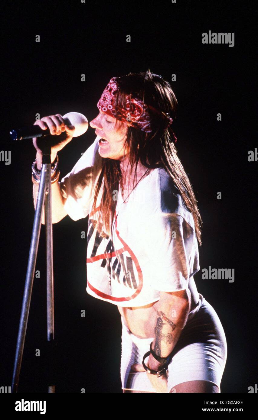 Axel Rose, Sänger von Guns und Roses, tritt live auf der Bühne auf  Stockfotografie - Alamy