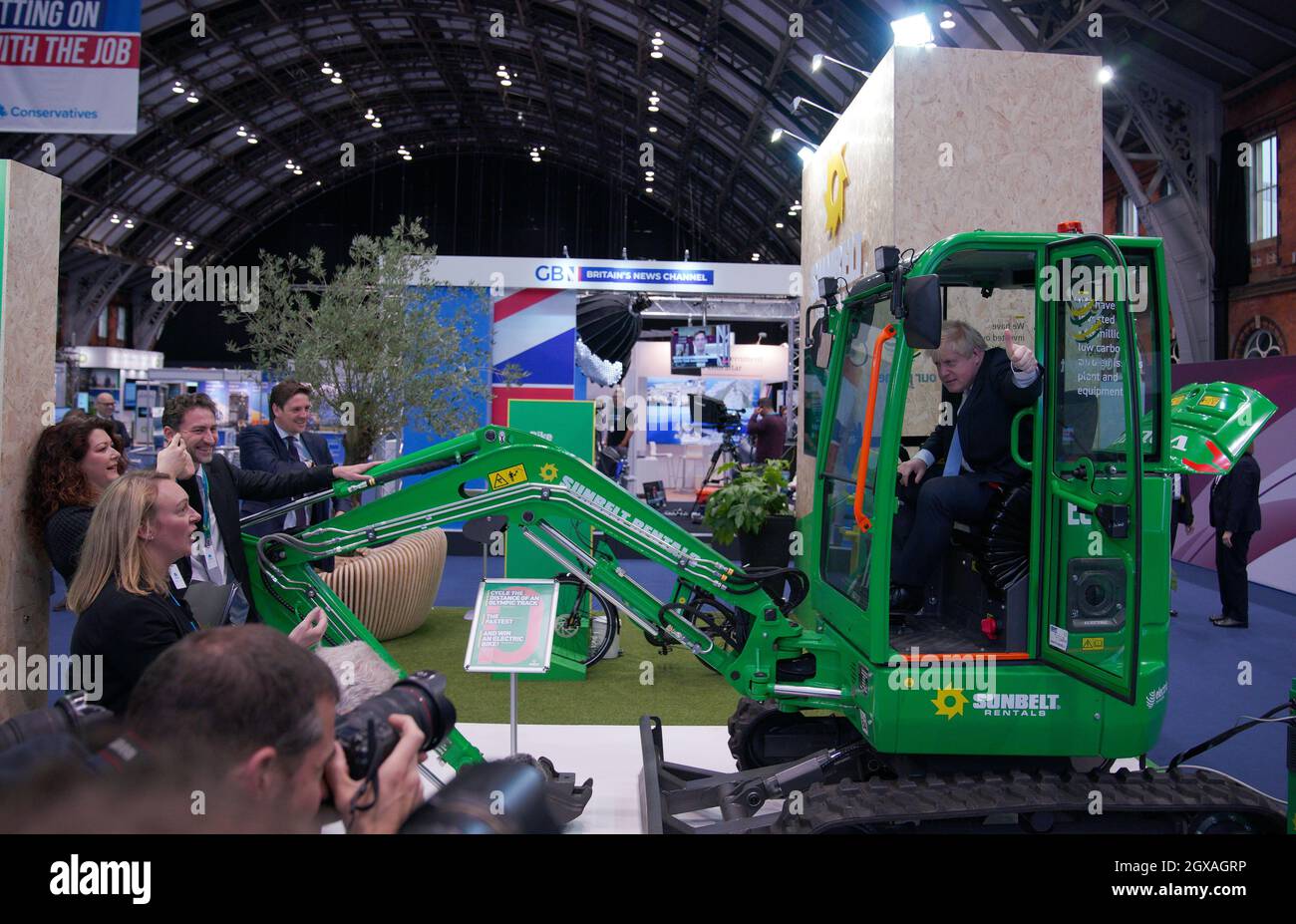 Premierminister Boris Johnson in einem mechanischen Bagger am Stand von Sunbelt Rentals im Manchester Central Convention Complex während der Konferenz der Konservativen Partei in Manchester. Bilddatum: Dienstag, 5. Oktober 2021. Stockfoto