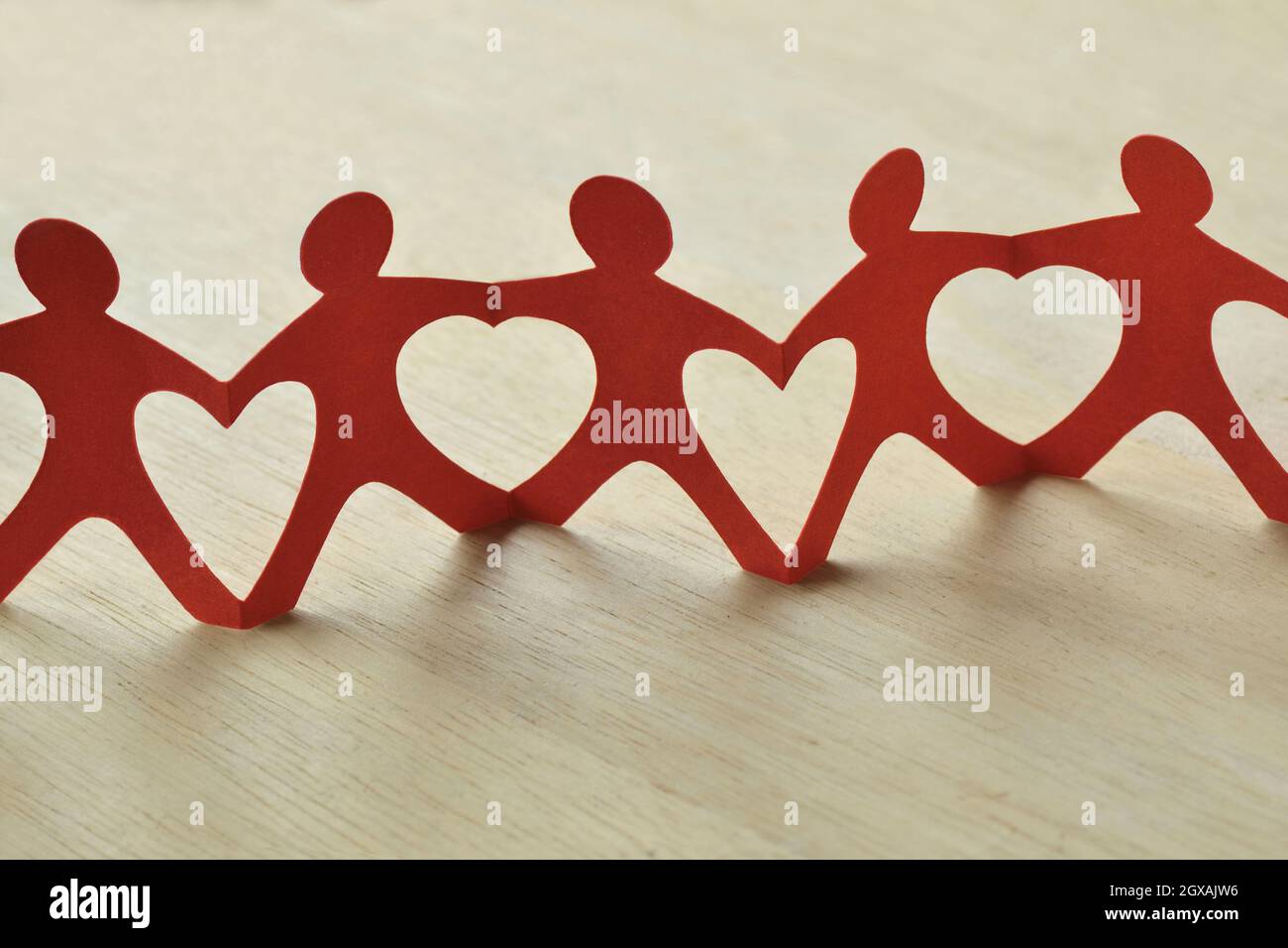 Papier Menschen Kette mit Herzen - Teamwork und Liebe Konzept Stockfoto