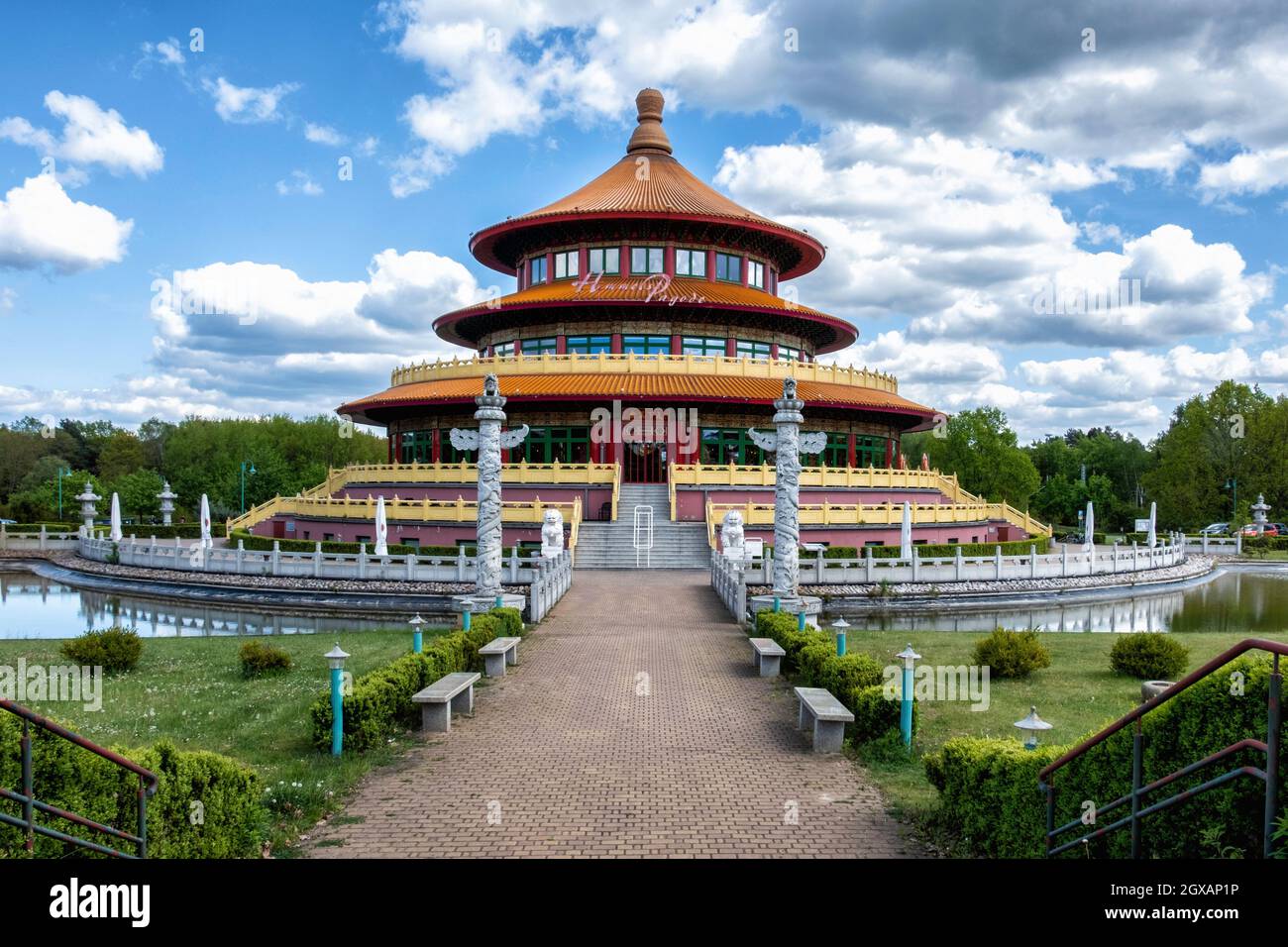 Außenansicht des chinesischen Restaurants Himmels Pagode in Hohen Neuendorf, Berlin. Farbenfrohes, mehrstöckiges Gebäude Stockfoto