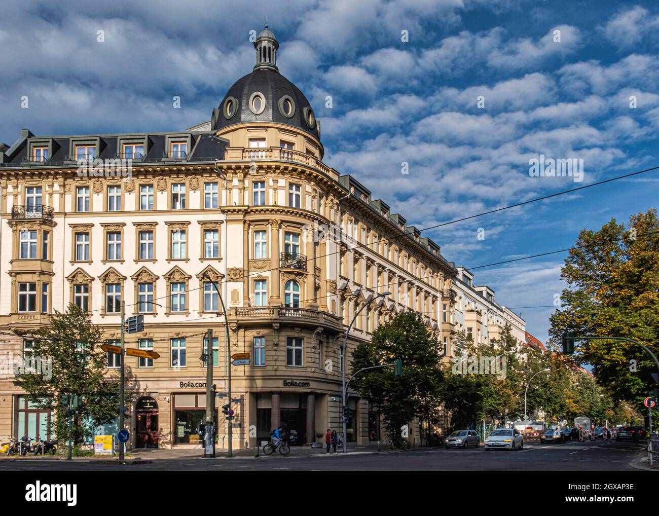 Historisches denkmalgeschütztes Apartmentgebäude auf Cnr. Torstrasse & Chausseestraße, Mitte, Berlin. Außen und Fassade Stockfoto