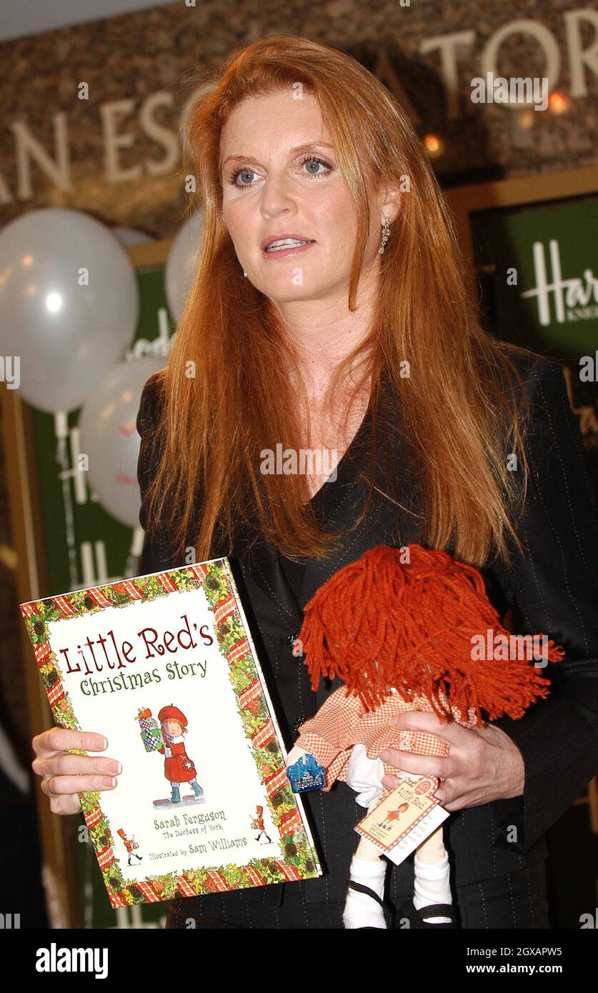 Die Herzogin von York, Sarah Ferguson, signiert Kopien ihres neuesten Buches in der Little Red Series, „Little Red's Christmas Story“, in Harrods, London. Stockfoto