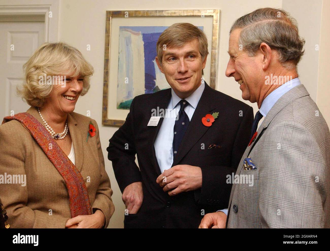 Prinz Charles teilt einen Witz mit Frau Camilla Parker-Bowles und Michael Dooley, Leiter des Integrierten Gesundheitszentrums in Poundbury, in Dorchester, Dorset, am Montag, den 8. November 2004.der Prinz von Wales eröffnete die Klinik, die sowohl homöopathische Remideen als auch konventionellere Methoden der Gesundheitsversorgung anbietet. Stockfoto