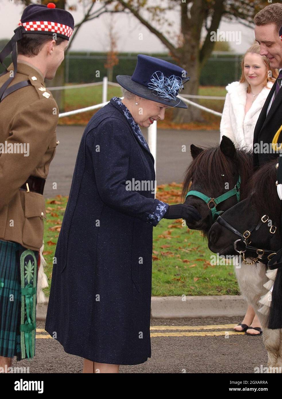 Die britische Königin Elizabeth II. Kommt in Howe Barracks in Canterbury, Kent, um dem 1. Bataillon der Argyll- und Sutherland-Highlander das Wilkinson Sword of Peace für den Aufbau guter Beziehungen zu den Gemeinden während ihres Dienstes im Irak, Dienstag, den 9. November 2004, zu präsentieren. Anwar Hussein/allactiondigital.com Stockfoto