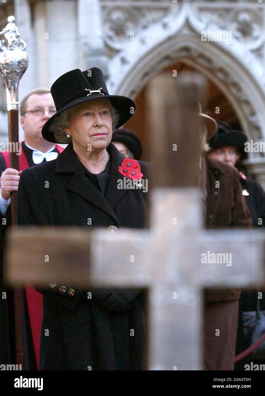 Die britische Königin Elizabeth II. Bei einem Gottesdienst zum Waffenstillstandstag am 11/11/2004 auf dem Feld der Erinnerung auf dem Gelände der Londoner Westminster Abbey. Hunderte von kleinen Holzkreuzen, die auf dem Gelände der Abtei gepflanzt und mit einem blutroten Mohnblumen geschmückt sind, tragen den Namen eines gefallenen Angehörigen und die Botschaft des Gedenkens. Anwar Hussein/allactiondigital.com Stockfoto
