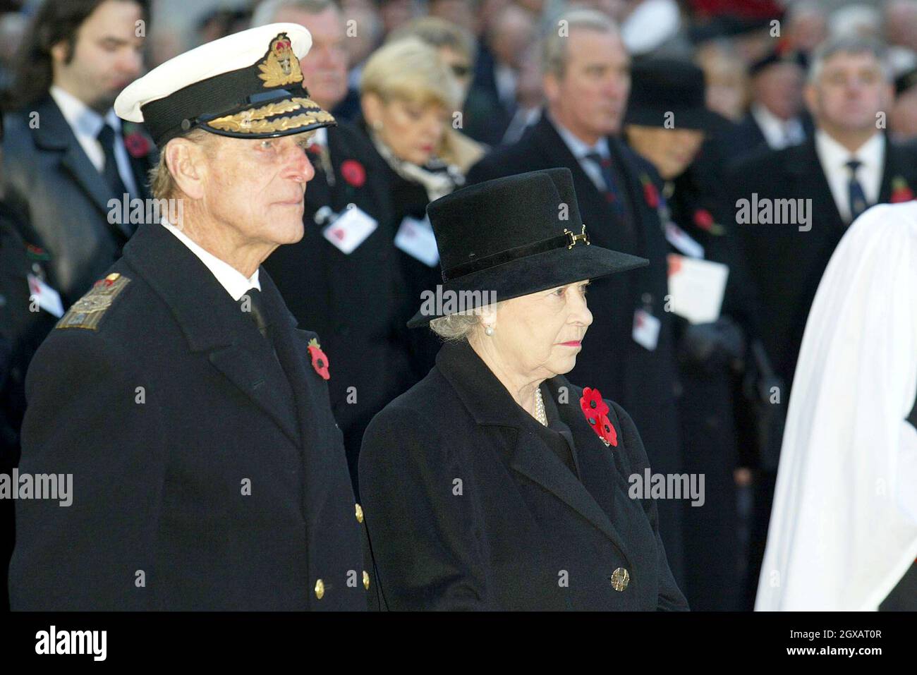 Königin Elizabeth II. Und der Herzog von Edinburgh nehmen am 11/11/2004 an einem Gottesdienst zum Waffenstillstandstag im Field of Remembrance auf dem Gelände der Londoner Westminster Abbey Teil. Stockfoto
