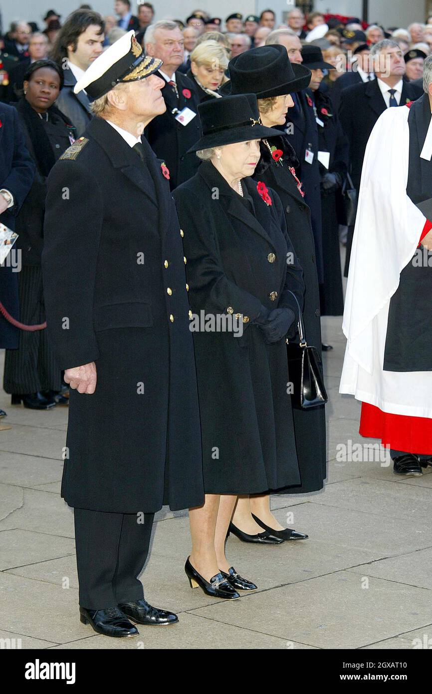 Königin Elizabeth II. Und der Herzog von Edinburgh nehmen am 11/11/2004 an einem Gottesdienst zum Waffenstillstandstag im Field of Remembrance auf dem Gelände der Londoner Westminster Abbey Teil. Stockfoto