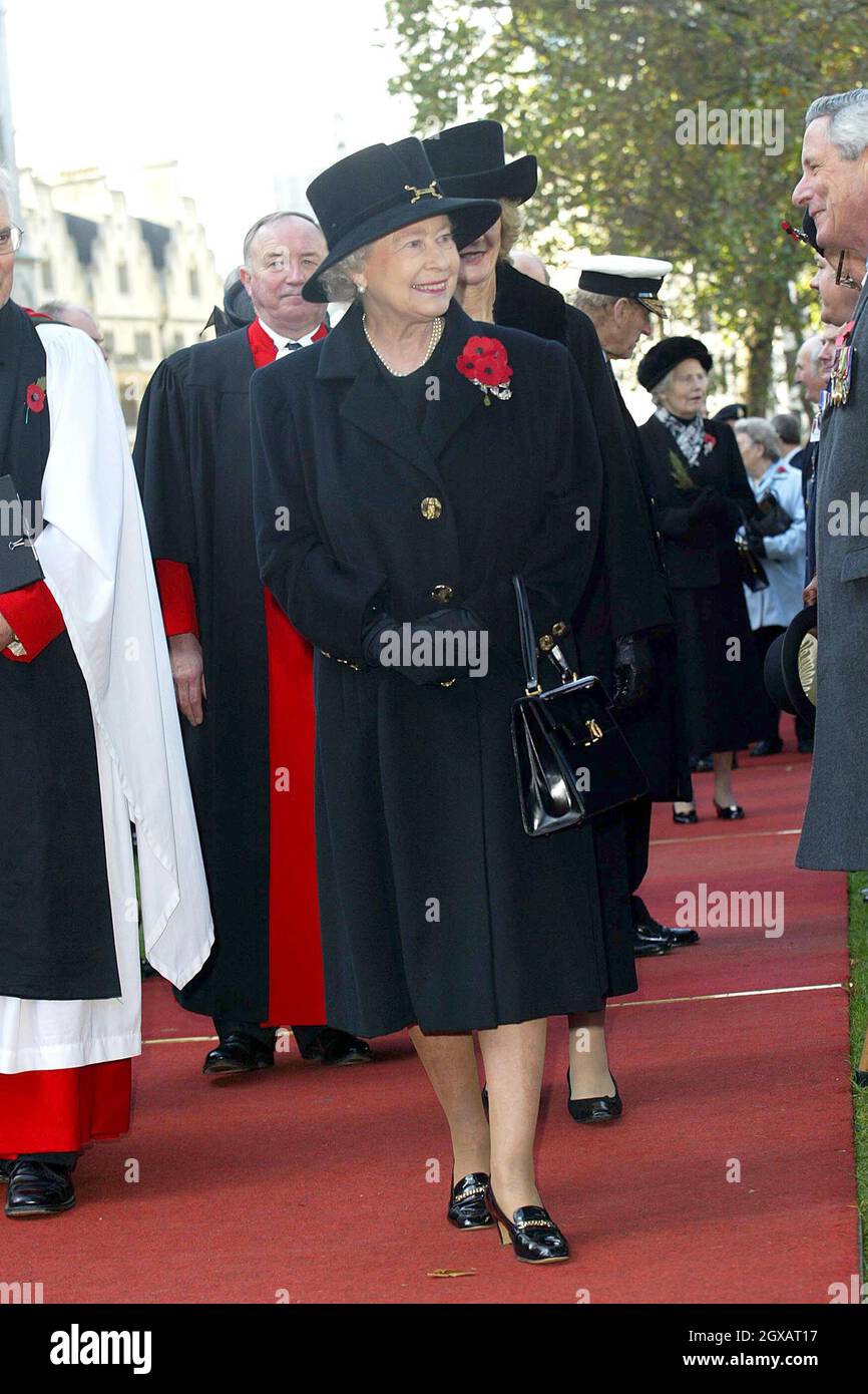 Königin Elizabeth II. Nimmt am 11/11/2004 an einem Gottesdienst zum Waffenstillstandstag auf dem Gelände der Londoner Westminster Abbey Teil. Stockfoto