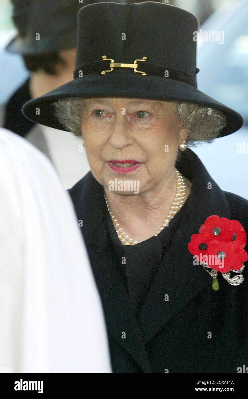 Königin Elizabeth II. Nimmt am 11/11/2004 an einem Gottesdienst zum Waffenstillstandstag auf dem Gelände der Londoner Westminster Abbey Teil. Stockfoto